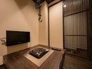 【源泉かけ流し露天風呂付き和モダンツイン】小ぢんまりした囲炉裏部屋も付いております。