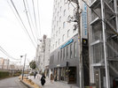 【外観】横浜駅きた東口A出口を出て、線路沿いを直進していただくと看板が見えてまいります。