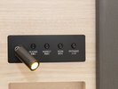 【室内灯】ベッドサイドに電気を調節するボタンがございます。お部屋の電気も消灯・点灯が可能です。