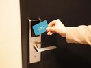 【カードキーシステム】お部屋入室時とエレベーターご利用時にカードキーが必要です。