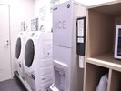 【製氷機・カップ】2階ベンダーコーナーにございます。冷たいお飲み物をお楽しみいただけます。