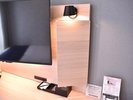 【鏡】テレビ横の鏡は開閉式になっております。ご利用の際は開いてお使いください。
