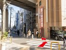 【JR・京急線横浜駅きた東口からのルート】Dそのまま線路沿いを真っ直ぐ進んでください。
