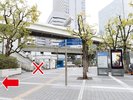 【JR・京急線横浜駅東口の地上ルート】@歩道橋には上がらず、その横の道を進んでください。