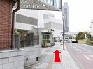 【JR・京急線横浜駅東口の地上ルート】A道路を右側に見てそのまま道なりに進んでください。