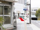 【JR・京急線横浜駅東口の地上ルート】B「PORTA」のマークがある建物の下を通りそのまま進んでください。