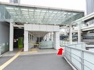 【JR・京急線横浜駅東口の地上ルート】C屋根のあるコンコースをそのまま進んでください。