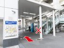 【JR・京急線横浜駅東口の地上ルート】D歩道橋には上がらず、左の道を直進してください。