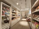 2F ショップ ソフトドリンクやお菓子、客室に設置している自社製品のアメニティをご購入いただけます。