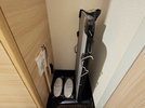 クロークにはズボンプレッサー、使い捨てスリッパ、洋服ブラシ、靴ベラ、靴磨きシートを設置しております。