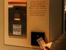 正面エントランス:深夜0時〜朝6時は鍵をかけております。