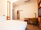 プレシャスシングル/ダブル〜寝室奥にバスルームがございます。