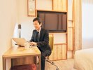 広々デスクでリモートワークにも便利なプレシャスルーム