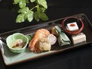 【夕食】地元の食材を取り入れた季節の和食膳をどうぞ