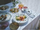 オムレツやガレットをはじめとした選べるメイン料理とお花畑のようなサラダのボタニカルな朝食