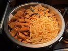 フライドポテト、春巻きなど揚げ物もご用意しております。