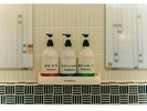 レトロな雰囲気の中に、ちょっとした気配り。シャンプーなど基本のアメニティはご自由にお使いください。