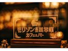 書く人、語る人、飲む人へ。看板が語るのは、こだわりと静けさに満ちた空間の入口。