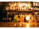 光にきらめくカクテルが、非日常への入り口に。旅先の夜に、ちょっとだけ特別な1杯を。