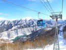 苗場からかぐら田代エリアへ。二居湖の神秘的な輝きと刻々と変わる絶景に、心奪われる至福の空旅。