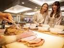 【17:00】シェフの手元、ナイフが滑るたびにこぼれ落ちる、綺麗な紅色。