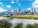 【当館から徒歩約15分】多摩川:川沿いの広大な河川敷。散歩やサイクリング、ピクニックに最適