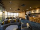 【絶景ラウンジ】オーシャンビューのラウンジではお酒やソフトドリンクを愉しめます。