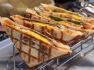 【朝食ブッフェ】当館オリジナル「博海サンド(三角)」。スタッフがお客様の目の前で作り上げます。
