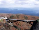 つばくろ谷を彩る紅葉と福島の街を一望
