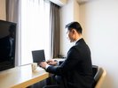 シンプル派に!仕事のしやすいデスク完備。