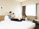 我が家のように寛げる、広々とした客室。