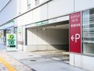 ホテル隣に提携駐車場がございます。
