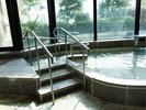 【大浴場】安心・安全のスロープで、快適に温泉をお楽しみいただけます。