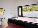 【庭園ビュー和室】静けさに包まれた浴室で、自然を感じながら心地よいバスタイムを。
