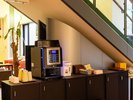 【ロビー】食後やお風呂上がりなど滞在中いつでも自由に楽しめるフリードリンクコーナー