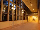 【ロビー】レストランへつながる窓沿いの見晴らしの良い通路で快適に移動