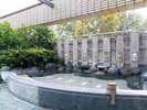 【露天風呂】木塀と緑に囲まれた開放感ある湯船