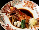 【金目鯛姿煮】地元産の脂がのった大ぶりな金目鯛を特製の煮汁でじっくりと煮込んだ一品です。