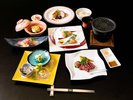 【美味少量会席】通常の会席より2〜3品控えめな構成で、女子旅やシニア旅行にも人気のプランです。