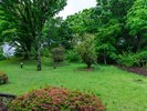 【外観】広々とした芝生と木々が広がる、自然豊かな敷地