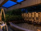 【露天風呂】穏やかな夜の空気を感じながらゆっくりお寛ぎください。