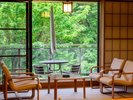 【スタンダード和室】大きな窓から自然を望む、心地よい寛ぎスペース