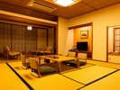 【庭園ビュー和室】畳の間で会話を楽しむ、団らんの時間。ご家族やご友人との思い出づくりにおすすめです。
