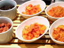 【朝食】梅干しやキムチなどご飯のお供もご用意しております。