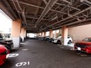 普通車専用の有料駐車場(24h最大千円 60分200円)出し入れされる度に料金は発生いたします。