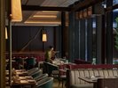 オールデイダイニング「Kati カティ」。季節の移ろいを感じる庭園の前で。