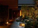 春は桜、秋には紅葉。外界を隔て四季を感じていただける、安らぎある中庭。