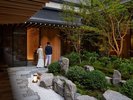 春は桜、秋には紅葉。外界を隔て四季を感じていただける、安らぎある中庭。