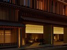 ホテル正面入口。日本の格子は各所に活用されています。