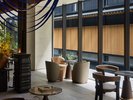 洗練されたロビーラウンジ。外界を隔て四季を感じる安らぎある中庭をご覧いただけます。